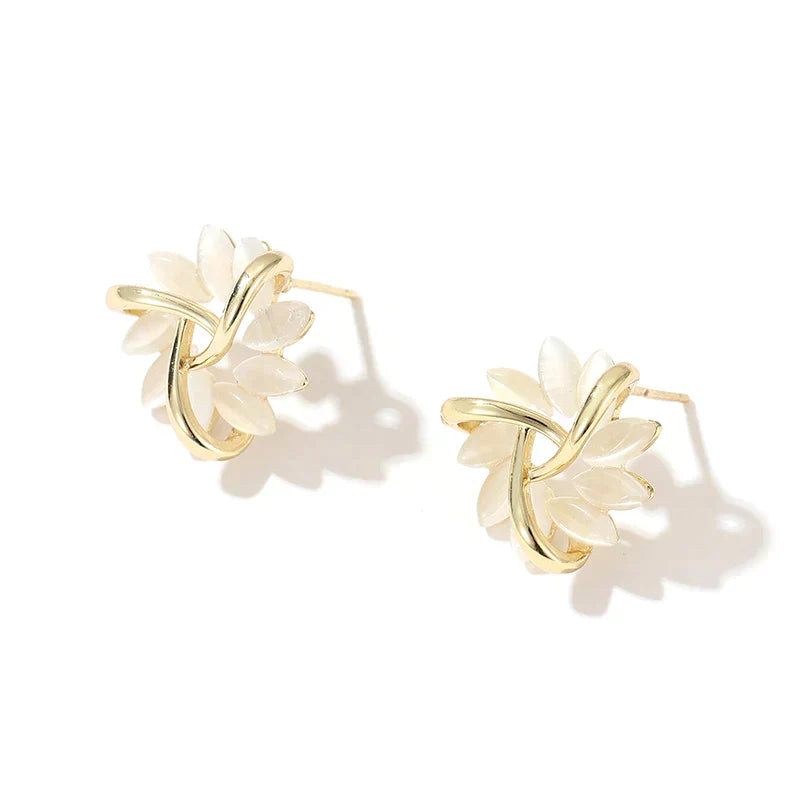Boucles d'oreilles en cercle avec des pétales d'opale en or