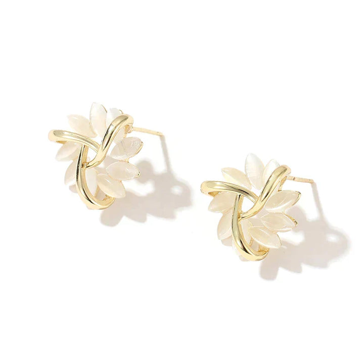 Boucles d'oreilles en cercle avec des pétales d'opale en or