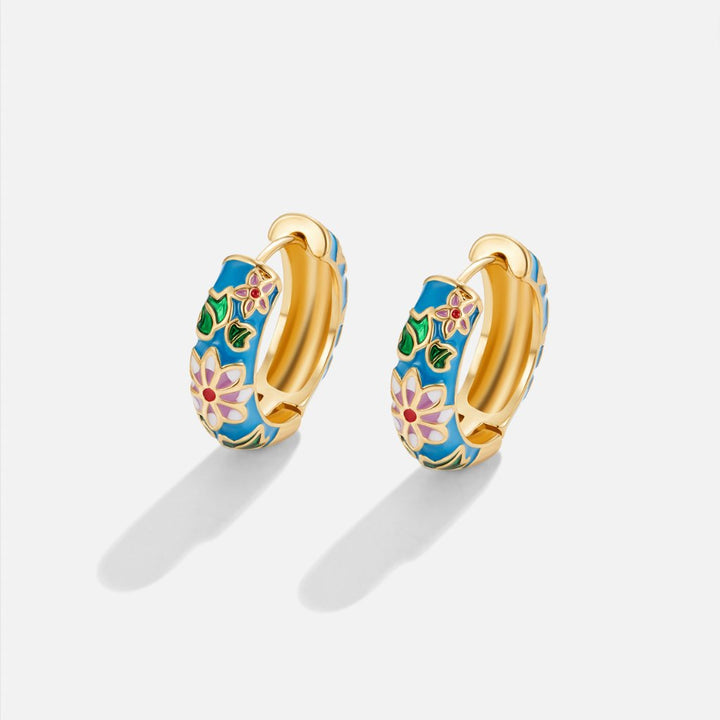 Boucles d'oreilles en cercle doré avec fleur