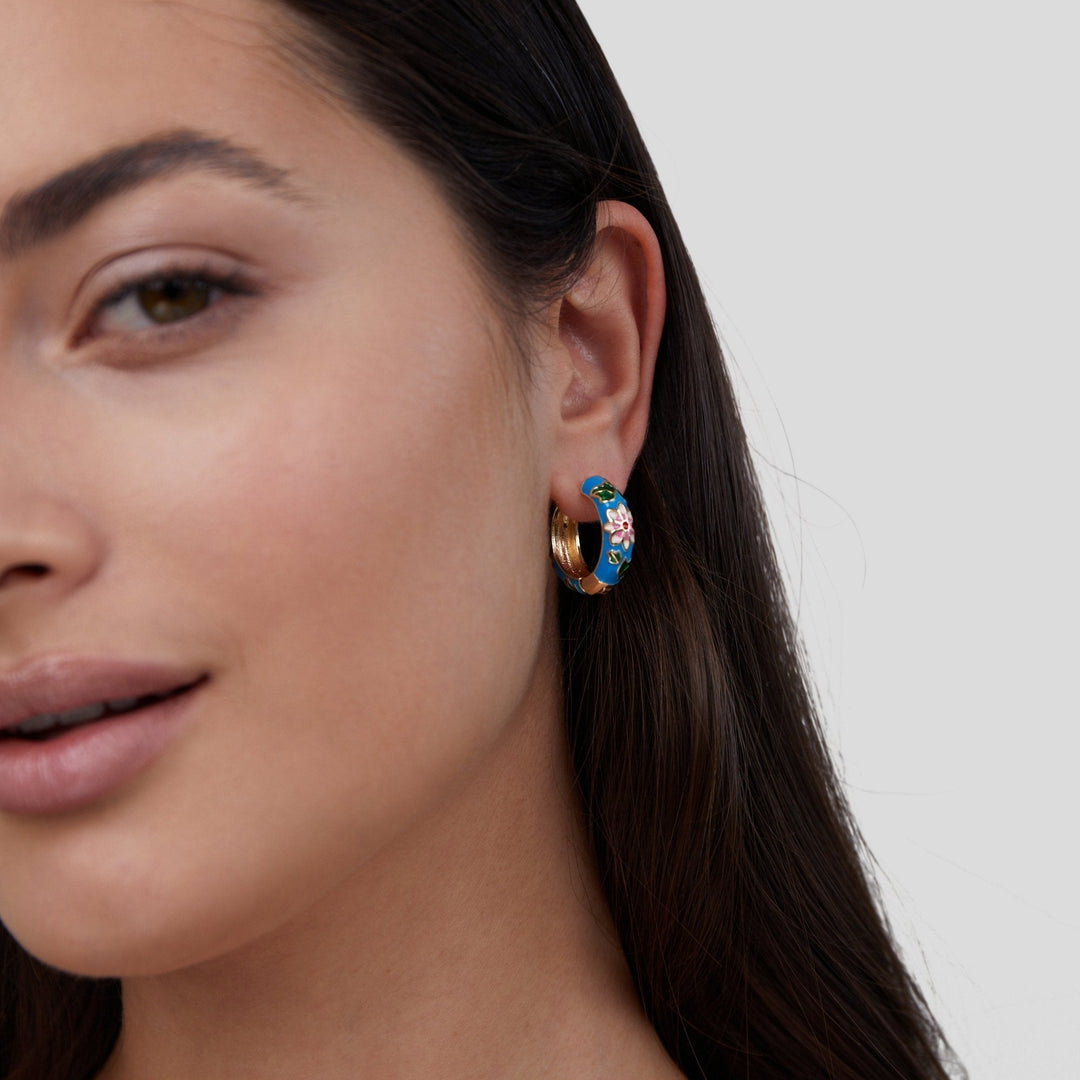 Boucles d'oreilles en cercle doré avec fleur